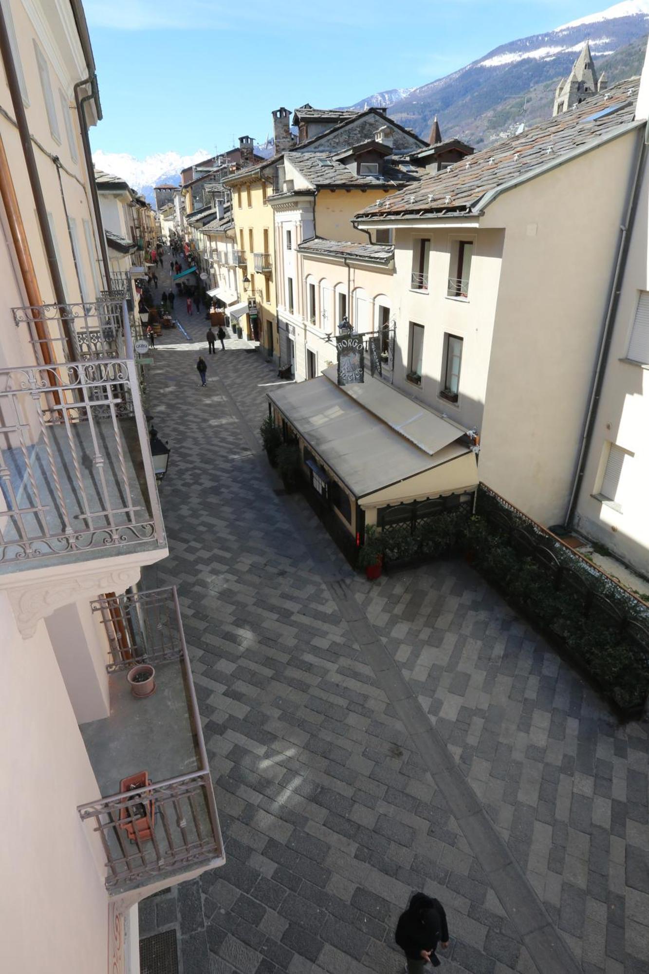 L'Abri En Ville - Parcheggio Privato A 100 Mt Ed Accesso Con Auto Nell'Area Pedonale 아오스타 외부 사진